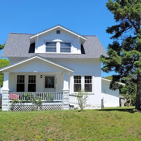 Oscoda Hilltop Haven - Great Location Near Beach!